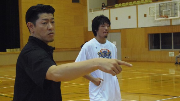 合宿で柳川選手に指導する佐古賢一ヘッドコーチ