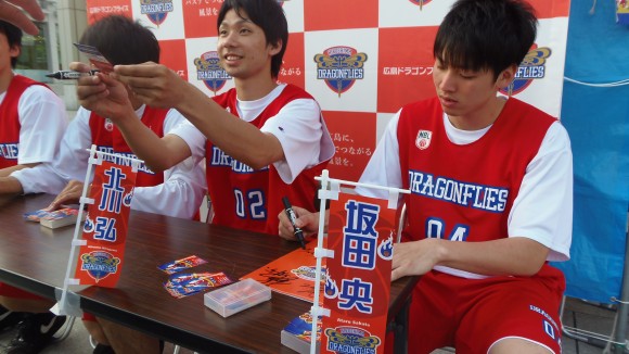 ファンにサインする柳川選手
