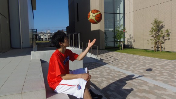 岡崎修司選手ボールで遊ぶ
