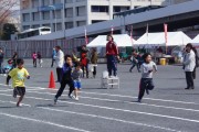 市民球場跡地でかけっこをする子供たち