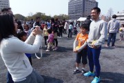 為末大さん、球場跡地で子供と記念写真