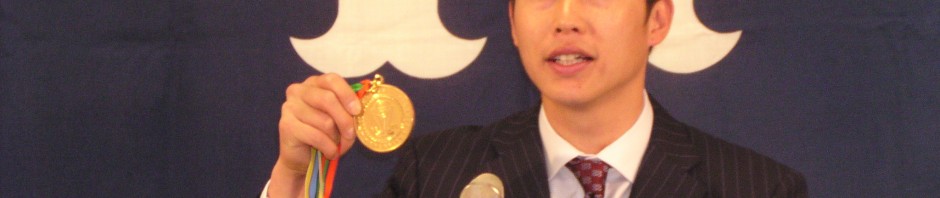 WBC金メダルをかざす新井貴2006年3月24日