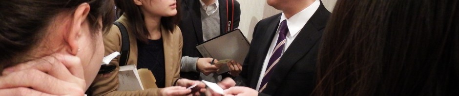 出馬表明の小谷野社長は記者に囲まれる