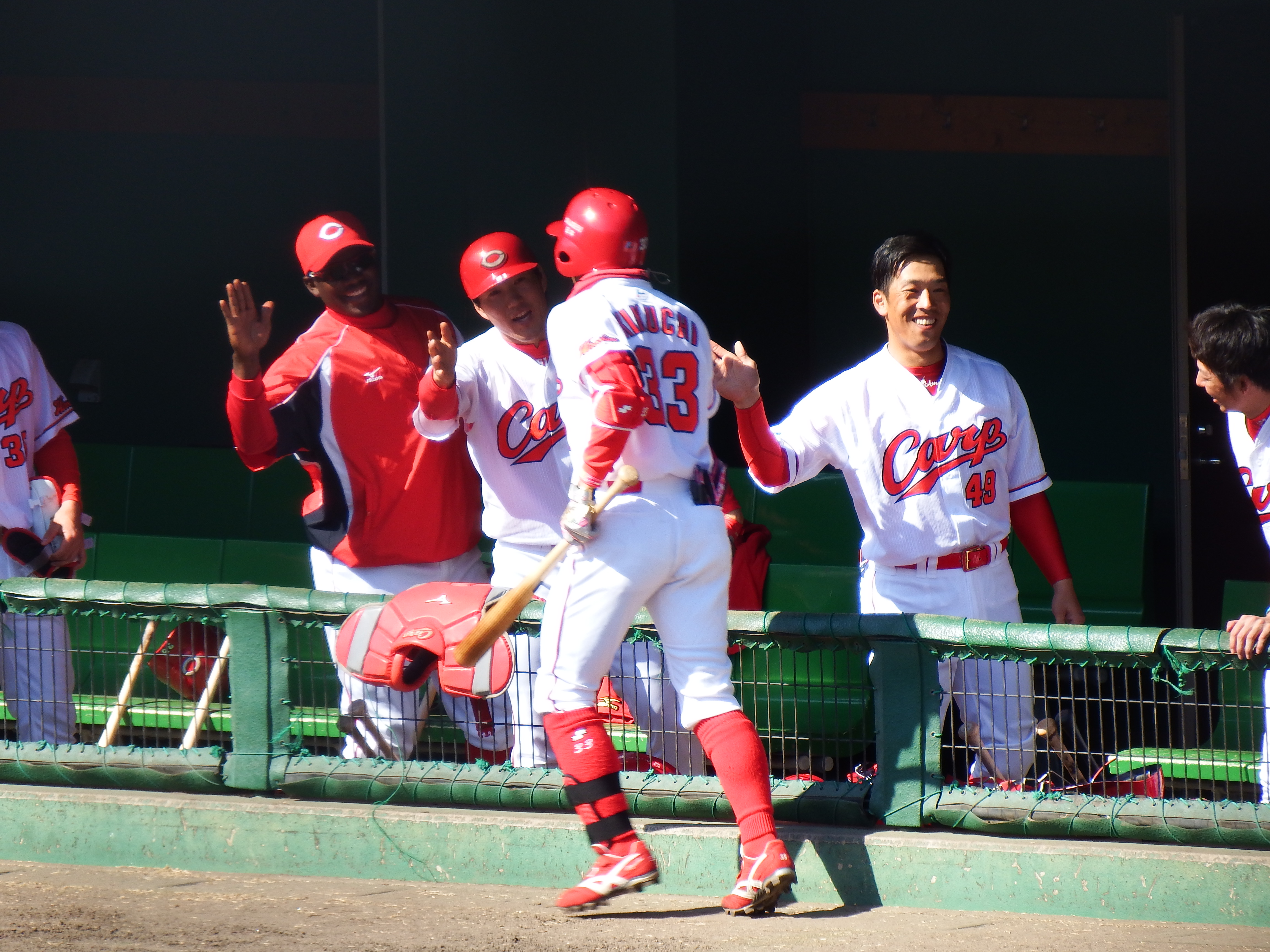 菊池 紅白戦初戦第１打席 貫禄のランニングホームランでドラフト１位の野間峻祥も仰天 ひろスポ 広島スポーツニュースメディア