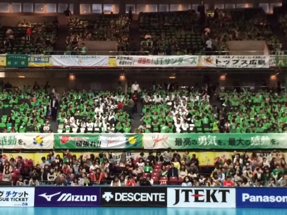 バレーボールのプレミアリーグ男子決勝が４月５日、東京体育館で行われ、レギュラーシーズン１位のＪＴが３―０で同２位のサントリーを下して旧日本リーグ時代を通じて初優勝を果たした。１９３１年に、大蔵省広島専売局排球部として創部された同部は、１９７２年ミュンヘン五輪で日本の金メダル獲得に貢献した名セッターの故猫田勝敏氏ら多くの名選手を輩出してきた名門だが、下部への降格が一度もないのと同時に優勝にも手が届かないままだった。