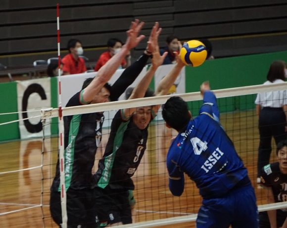 エドガー選手と平井選手のブロックが決まる